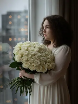 Женщина с белыми розами