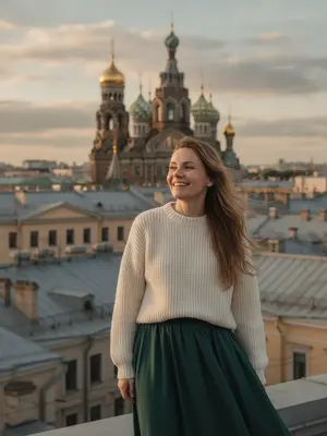 Женщина на крыше Петербурга