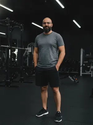 Мужественная модель в спортзале