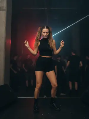 Модель на техно-вечеринке