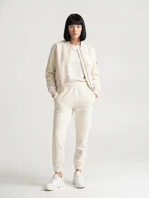 Модель в бомбер jacket