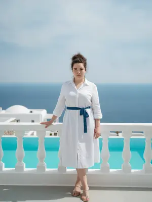 Женщина у бассейна