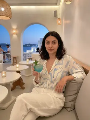 Модель в lounge на Миконосе