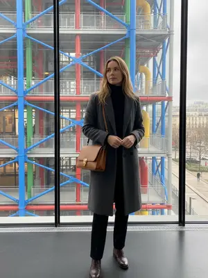 Модель в черном тертлнете