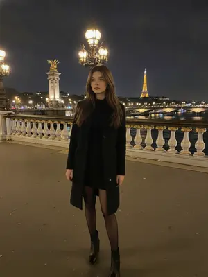 Модель на мосту ночью