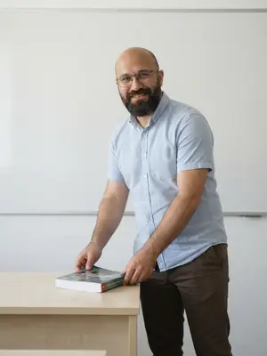 Мальчик у парты