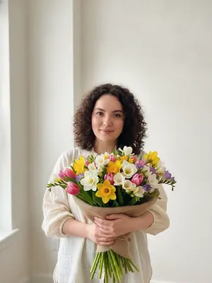 Женщина с весенним букетом