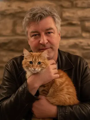 Мужчина с рыжим котом