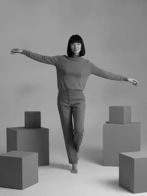 Черно-белая женщина в джемпере