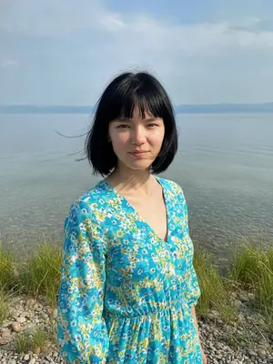 Женщина на берегу Байкала