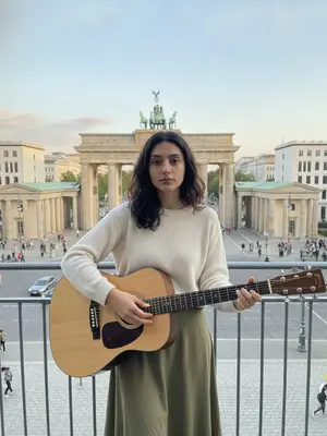 Девушка с гитарой