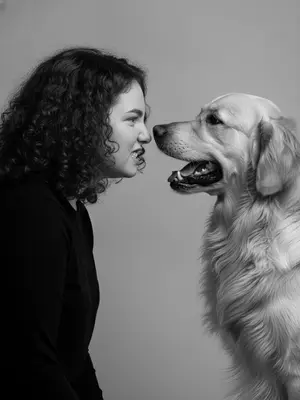 Сделаем фотографию с мной и моим питомцем, стремясь к реализму и высокой детализации. На снимке мы оба предстаем в профиль, находясь в равном удалении от камеры. Я направляю свой взгляд прямо на него, стоя в строгой позе. Мой питомец также обращен ко мне лицом, наши взгляды встречаются, и носы почти касаются друг друга. Головы немного наклонены: моя слегка опущена, а его, наоборот, поднята. В этой позе создается четкая визуальная симметрия между нашими лицами. Освещение в студийном стиле, придает мягкий свет, играющий с контрастами и создающий скульптурные тени, но минимизирует тени на лицах.
