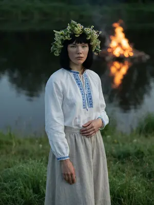Девушка у костра