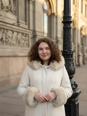 Женщина в белом пальто