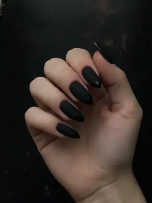 Черные матовые ногти