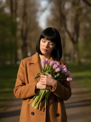 Шатенка с тюльпанами