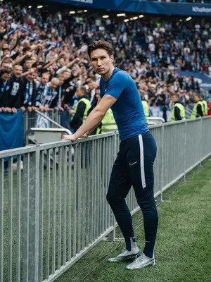 Футболист у ограждения