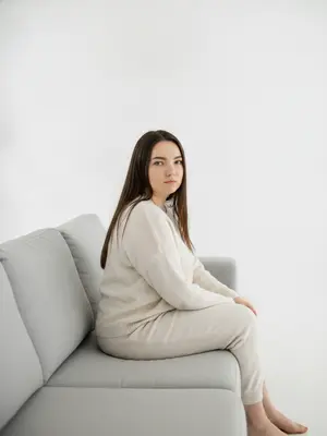 Женщина на диване