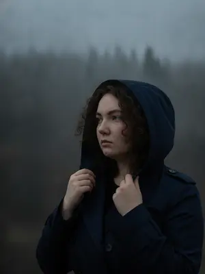Женщина в плаще