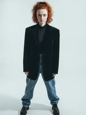 Погрузитесь в мир моды 90-х с уникальным портретом в стиле Vogue: яркий свет, создающий резкие тени, и загадочный взгляд, наполняющий изображение атмосферой пленки. Ваша фотография будет выполнена на фоне белоснежной студии, где мощная вспышка подчеркивает все детали. Выберите наряд и прическу, добавьте свои индивидуальные черты, и насладитесь реалистичным fashion-снимком, который перенесет вас в эпоху гламура. 