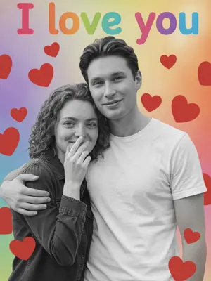 На ярком фоне с надписью "I love you" и красными сердечками расположены два человека. Они смотрят друг на друга, слегка наклонившись вперед, создавая ощущение близости и движения. Тела расслаблены, наполнены живыми эмоциями, их лица искренне светятся от смеха.

Один из них ласково обнимает плечи другого в неожиданном жесте нежности. Другой прикрывает рот рукой, глаза его прищурены от радостного смеха. Их лица сохранены в черно-белом контрасте, подчеркивающем естественную красоту без искажений.

Фон остается ярким и цветным, не закрывая буквы и символы. Коллаж выполнен аккуратно, с реалистичным светом, мягкими тенями и сохранением фотореализма. Люди выглядят черно-белыми на фоне ярких красок, создавая контраст и гармонию в изображении. 