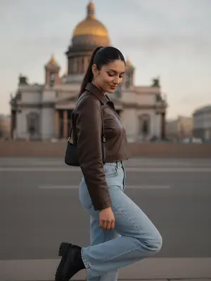 Сцена, будто запечатленная в момент спонтанного счастья, напоминает живую фотографию из Pinterest, без какой-либо подготовки. Визуализация в фотореализме, разрешение 8K, с акцентом на мягкое вечернее освещение, создающее ненавязчивую и приглушенную атмосферу. Цветовая палитра спокойная и нейтральная, без ярких блесков. Снимок сделан на iPhone 16, с легким естественным зерном, что придает ему живость и глубину. 