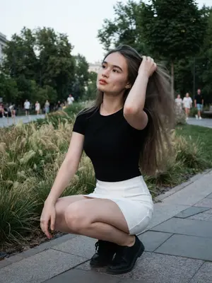 Изображение сделано с помощью задней камеры iPhone, используя режим Apple ProRAW для RAW-съемки. Отсутствие вспышки создает натуральный эффект, освещение вечернее, приглушенное. Экспозиция установлена на -1.3 EV, что добавляет реалистичности. В фотографии присутствует зернистость, характерная для смартфонов. 