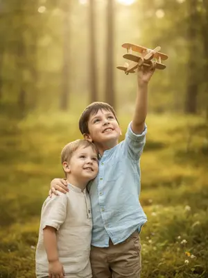 Изображение пленительной фотосессии на природе, возможно, на поляне или в лесу. Цветовая палитра нежная, пастельная, с оттенками золотистого света, что придает уют и спокойствие. Атмосфера наполнена нежностью и теплотой, создавая трогательное и светлое впечатление. 