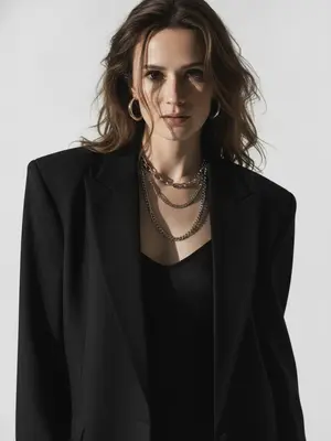 Погрузитесь в мир моды 90-х с уникальным портретом в стиле Vogue: яркий свет, создающий резкие тени, и загадочный взгляд, наполняющий изображение атмосферой пленки. Ваша фотография будет выполнена на фоне белоснежной студии, где мощная вспышка подчеркивает все детали. Выберите наряд и прическу, добавьте свои индивидуальные черты, и насладитесь реалистичным fashion-снимком, который перенесет вас в эпоху гламура. 