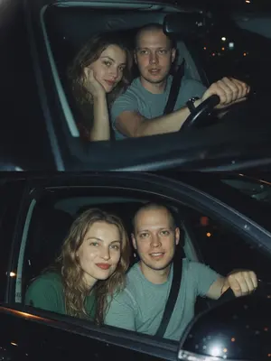 Создайте коллаж из двух фотографий, расположенных одна под другой. На верхней фотографии - ночной снимок в салоне автомобиля: мужчина за рулем сосредоточенно смотрит вперед, на его руке видны часы. Женщина, находящаяся на пассажирском сиденье, внимательно слушает его, подперев щеку рукой. Этот кадр выполнен в стиле папарацци с эффектом зернистой пленки, создавая интимную атмосферу.

На нижней фотографии - близкий план двух главных героев: мужчина за рулем и женщина на пассажирском сиденье обращены к камере. Женщина улыбается с ухмылкой, ее губы украшены бантиком, в то время как мужчина слегка улыбается, положив руку на руль. Этот кадр снят через пассажирское окно, сочетая ночной свет с вспышкой и добавляя эффект зернистой пленки для более выразительного визуального впечатления. 