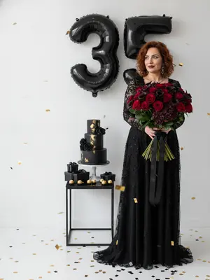 На фотосессии в стиле luxury birthday в черном настроении, вы будете излучать элегантность. Ваш образ будет завершен большим букетом цветов, тортом и конфетти. Черные фольгированные цифры, ярко контрастирующие на белом фоне, добавят особого шика. Выберите цифры для шаров и подберите цветы для букета, чтобы создать идеальный облик. Не забудьте добавить дополнительные детали макияжа и стильные аксессуары, чтобы дополнить образ и придать ему завершенность. 