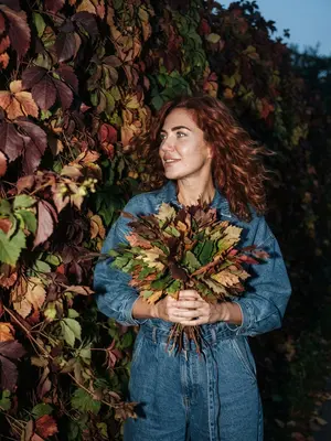 Создайте фотореалистичное изображение, напоминающее живую фотографию с iPhone. На модели безупречный естественный цвет лица, глаза подчеркивают длинные ресницы с эффектом туши, а брови выглядят ухоженно и имеют эффект ламинирования. Губы окрашены в мягкий пудровый коричневый тон. 