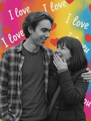 На ярком фоне с надписью "I love you" и красными сердечками расположены два человека. Они смотрят друг на друга, слегка наклонившись вперед, создавая ощущение близости и движения. Тела расслаблены, наполнены живыми эмоциями, их лица искренне светятся от смеха.

Один из них ласково обнимает плечи другого в неожиданном жесте нежности. Другой прикрывает рот рукой, глаза его прищурены от радостного смеха. Их лица сохранены в черно-белом контрасте, подчеркивающем естественную красоту без искажений.

Фон остается ярким и цветным, не закрывая буквы и символы. Коллаж выполнен аккуратно, с реалистичным светом, мягкими тенями и сохранением фотореализма. Люди выглядят черно-белыми на фоне ярких красок, создавая контраст и гармонию в изображении. 