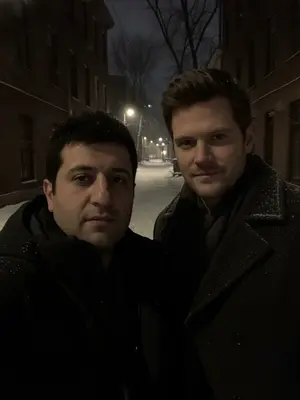 Ночь в московском переулке, зима. Лица людей близко к передней камере смартфона, взгляд направлен прямо в объектив. Изображение темное, немного размытое, но реалистичное. На снимке селфи с Дженсоном Эколзом. 