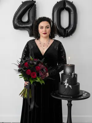 На фотосессии в стиле luxury birthday в черном настроении, вы будете излучать элегантность. Ваш образ будет завершен большим букетом цветов, тортом и конфетти. Черные фольгированные цифры, ярко контрастирующие на белом фоне, добавят особого шика. Выберите цифры для шаров и подберите цветы для букета, чтобы создать идеальный облик. Не забудьте добавить дополнительные детали макияжа и стильные аксессуары, чтобы дополнить образ и придать ему завершенность. 